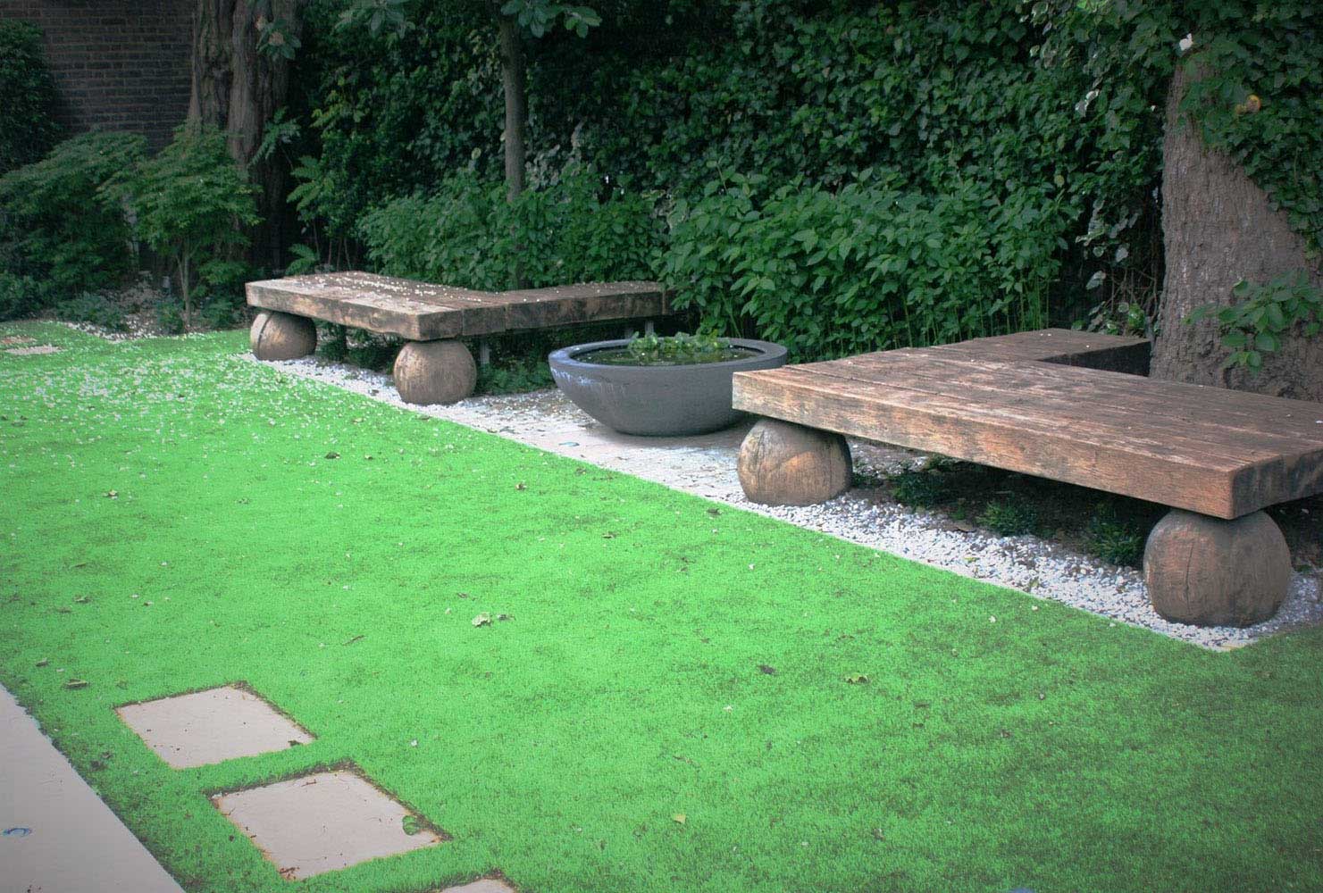 City Retreat Garden London. Bespoke sculptural seating and planter next to lawn. Rae Wilkinson Garden and Landscape Design Surrey, Sussex, Hampshire, London, South-East England
